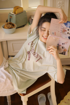 他把手探进我的衣服下摆